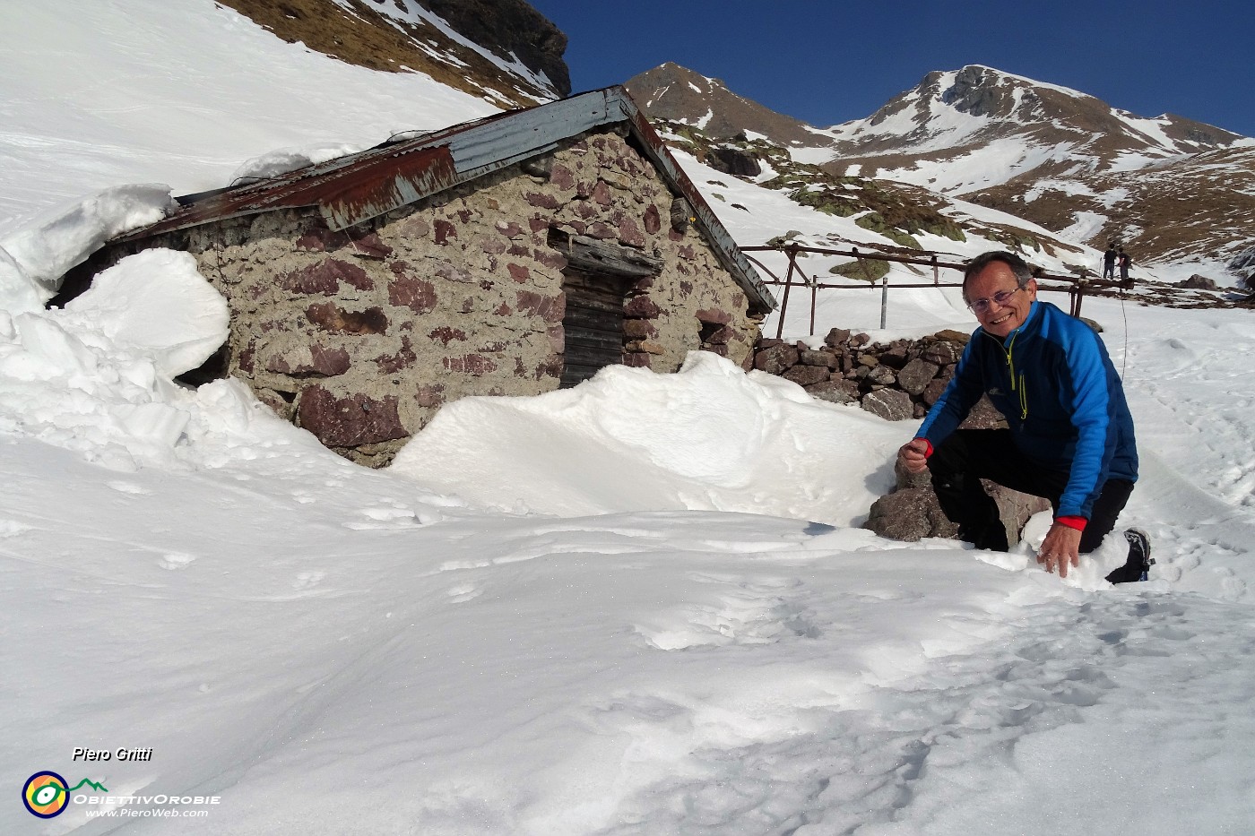35 Baita nella neve con vista in Triomen.JPG